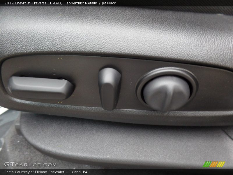 Pepperdust Metallic / Jet Black 2019 Chevrolet Traverse LT AWD