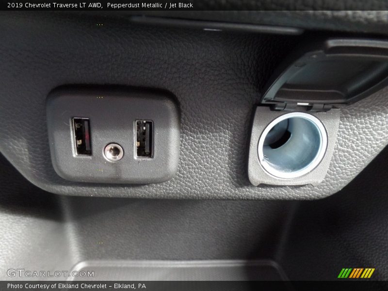 Pepperdust Metallic / Jet Black 2019 Chevrolet Traverse LT AWD