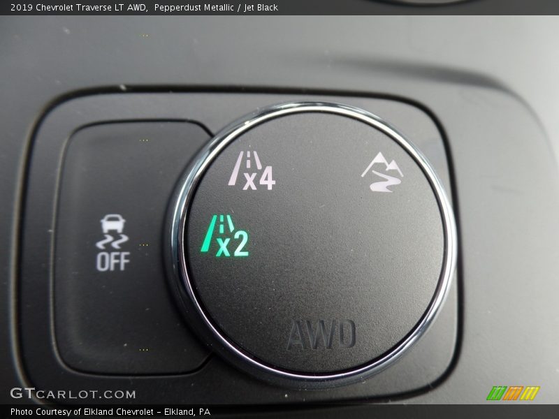 Pepperdust Metallic / Jet Black 2019 Chevrolet Traverse LT AWD