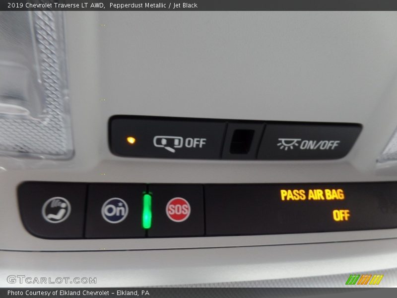Pepperdust Metallic / Jet Black 2019 Chevrolet Traverse LT AWD