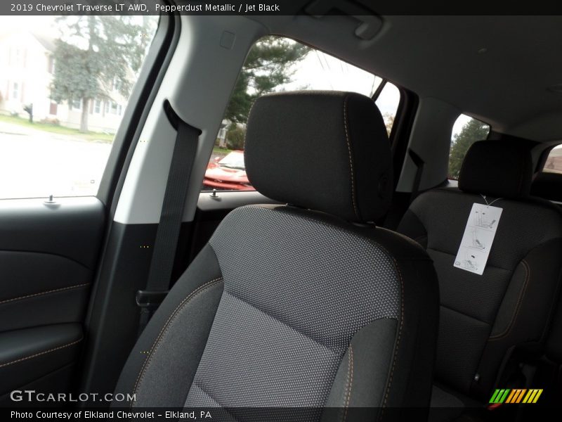 Pepperdust Metallic / Jet Black 2019 Chevrolet Traverse LT AWD