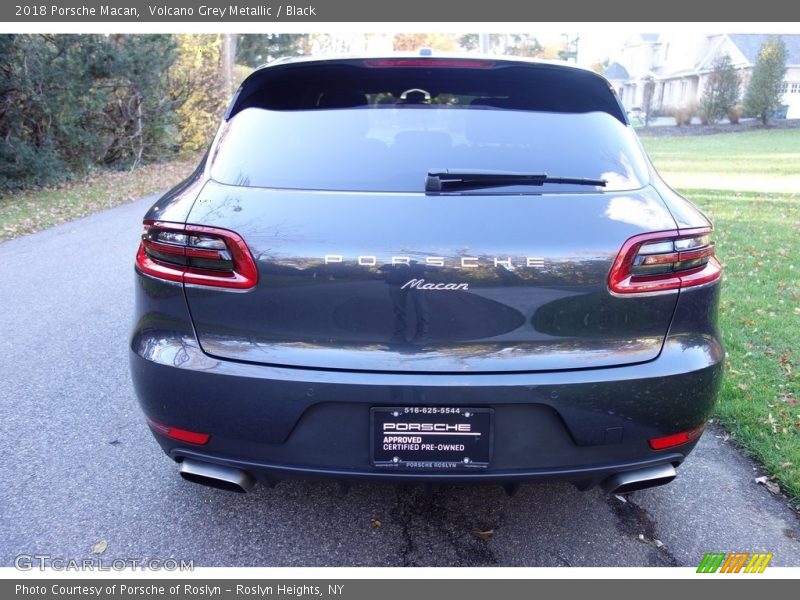 Volcano Grey Metallic / Black 2018 Porsche Macan