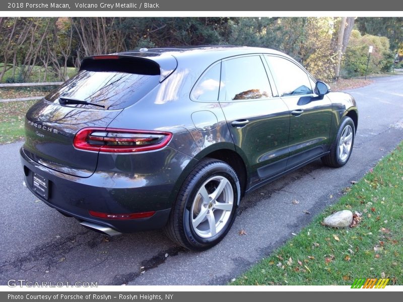 Volcano Grey Metallic / Black 2018 Porsche Macan