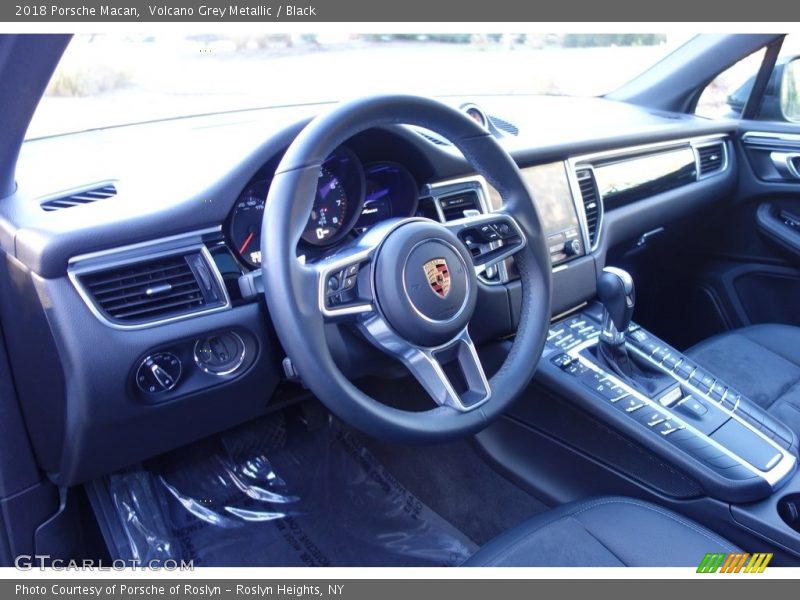 Volcano Grey Metallic / Black 2018 Porsche Macan