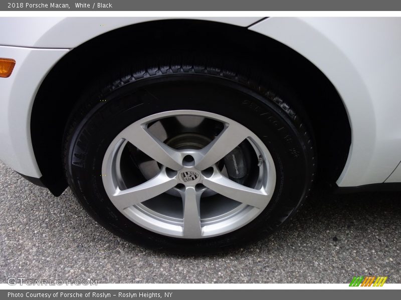 White / Black 2018 Porsche Macan