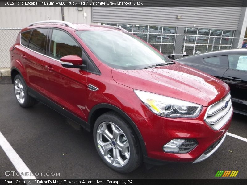 Front 3/4 View of 2019 Escape Titanium 4WD