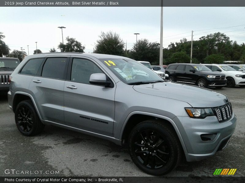 Front 3/4 View of 2019 Grand Cherokee Altitude