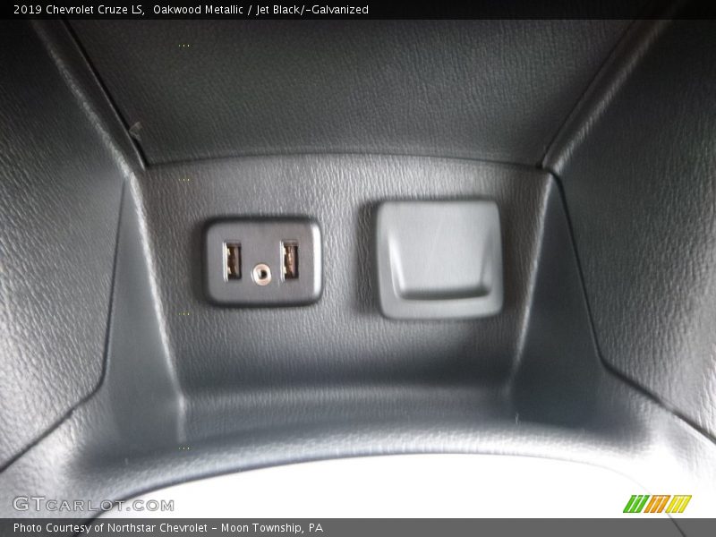 Oakwood Metallic / Jet Black/­Galvanized 2019 Chevrolet Cruze LS