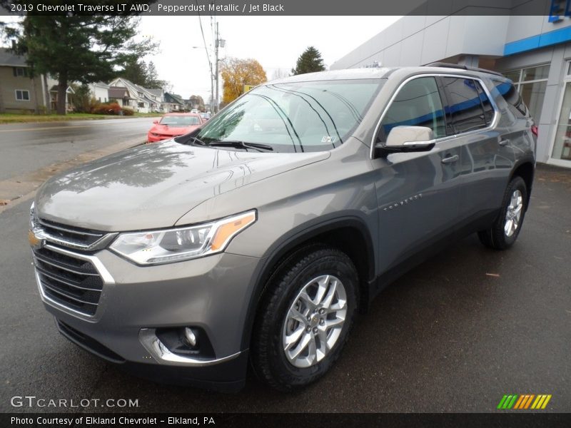 Pepperdust Metallic / Jet Black 2019 Chevrolet Traverse LT AWD