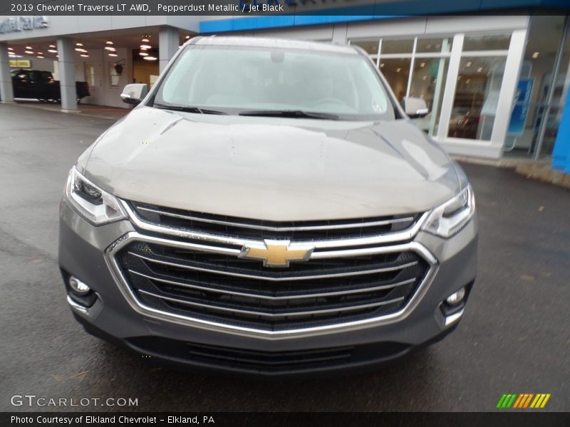 Pepperdust Metallic / Jet Black 2019 Chevrolet Traverse LT AWD