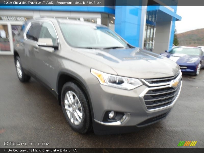 Pepperdust Metallic / Jet Black 2019 Chevrolet Traverse LT AWD