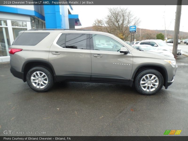 Pepperdust Metallic / Jet Black 2019 Chevrolet Traverse LT AWD
