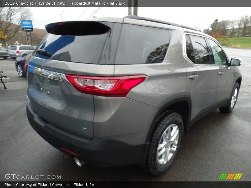Pepperdust Metallic / Jet Black 2019 Chevrolet Traverse LT AWD