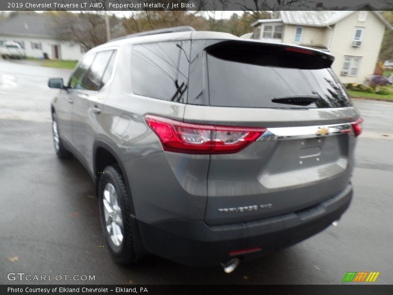 Pepperdust Metallic / Jet Black 2019 Chevrolet Traverse LT AWD