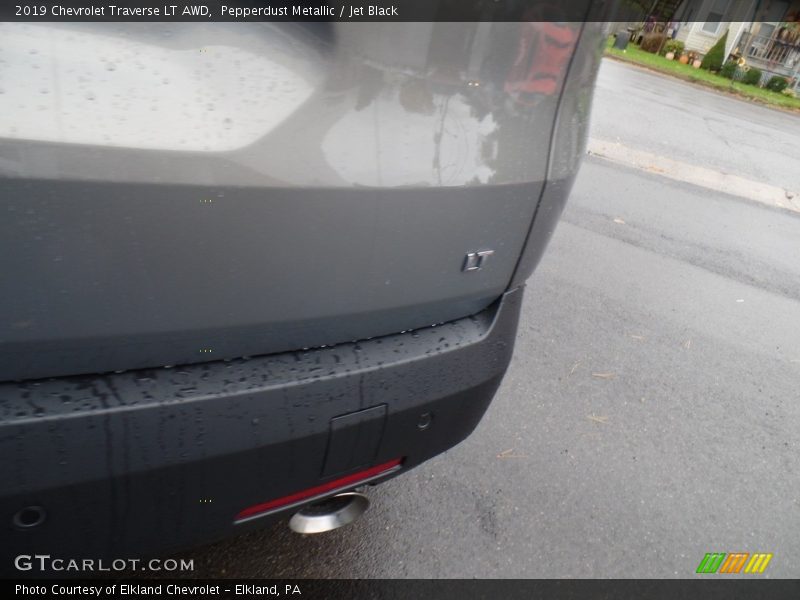 Pepperdust Metallic / Jet Black 2019 Chevrolet Traverse LT AWD