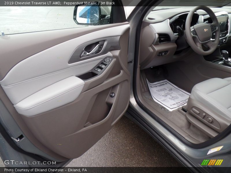 Pepperdust Metallic / Jet Black 2019 Chevrolet Traverse LT AWD