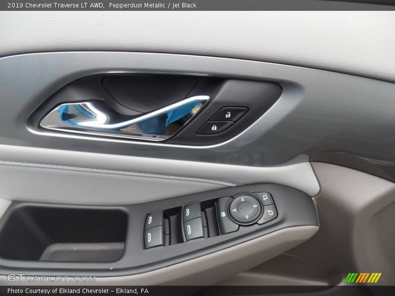 Pepperdust Metallic / Jet Black 2019 Chevrolet Traverse LT AWD