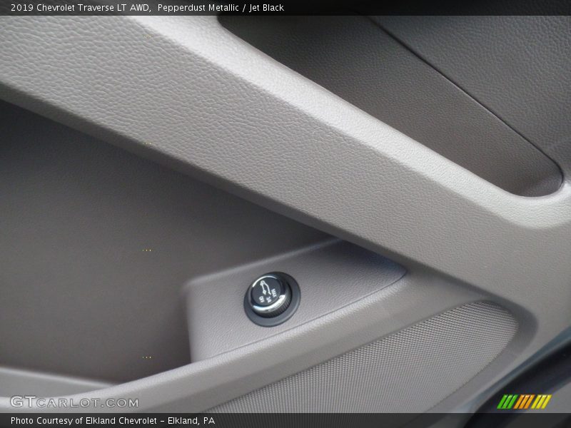 Pepperdust Metallic / Jet Black 2019 Chevrolet Traverse LT AWD