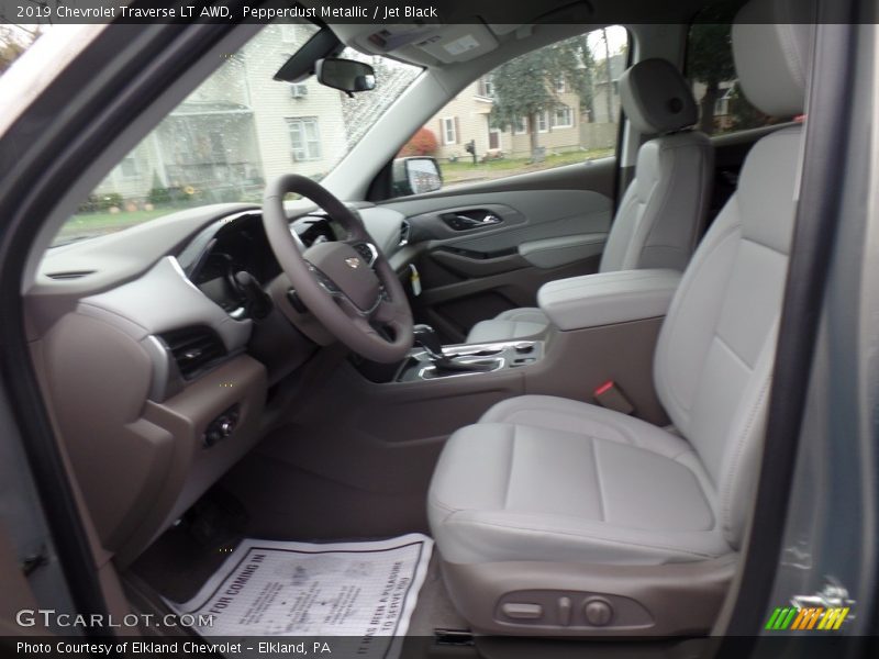 Pepperdust Metallic / Jet Black 2019 Chevrolet Traverse LT AWD