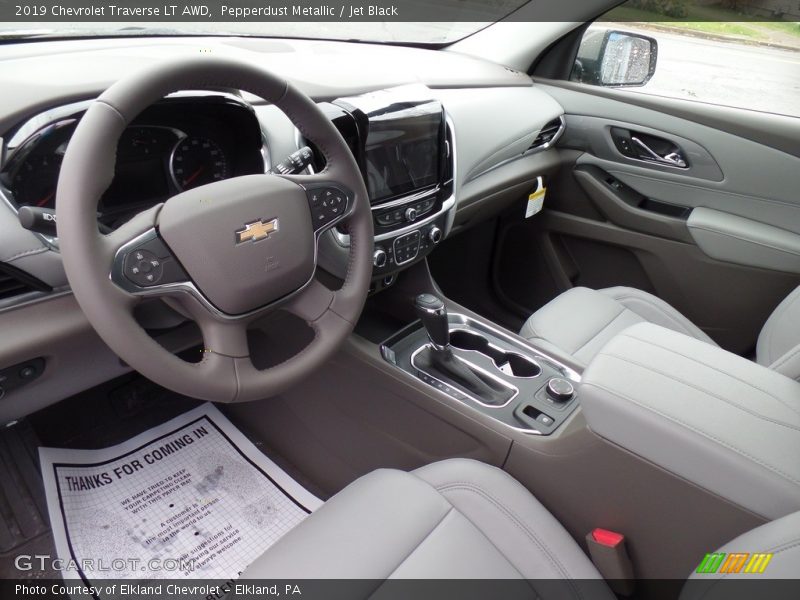 Pepperdust Metallic / Jet Black 2019 Chevrolet Traverse LT AWD