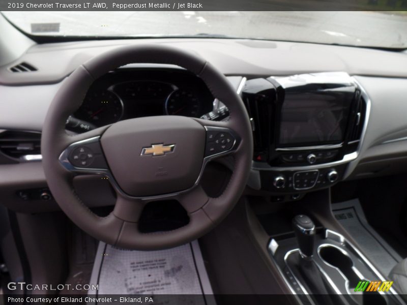 Pepperdust Metallic / Jet Black 2019 Chevrolet Traverse LT AWD