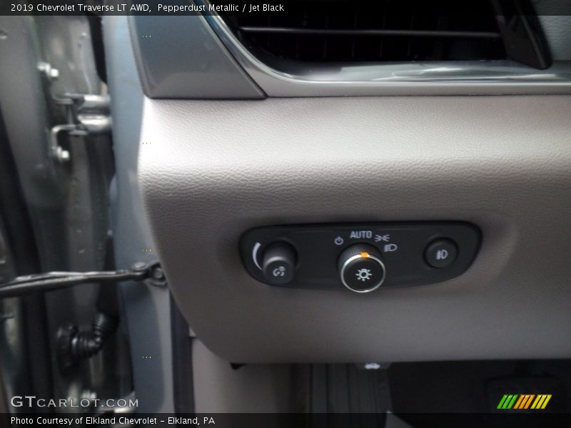 Pepperdust Metallic / Jet Black 2019 Chevrolet Traverse LT AWD
