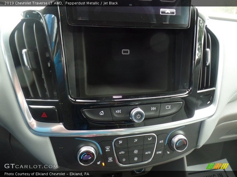 Pepperdust Metallic / Jet Black 2019 Chevrolet Traverse LT AWD