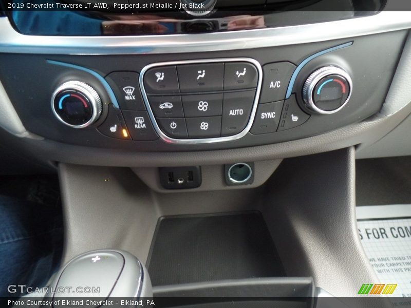 Pepperdust Metallic / Jet Black 2019 Chevrolet Traverse LT AWD