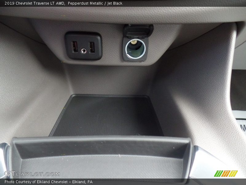 Pepperdust Metallic / Jet Black 2019 Chevrolet Traverse LT AWD