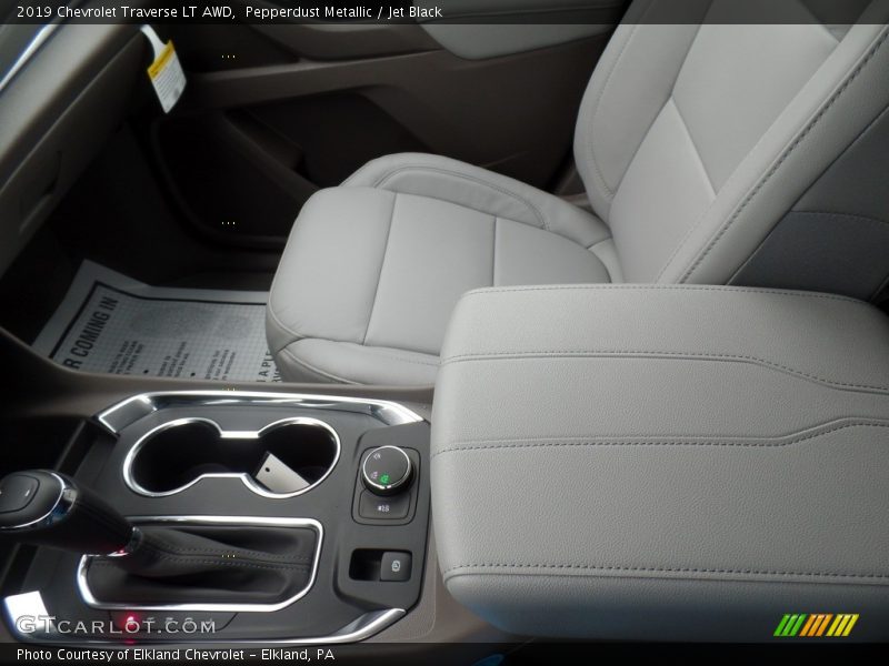 Pepperdust Metallic / Jet Black 2019 Chevrolet Traverse LT AWD