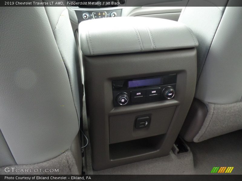 Pepperdust Metallic / Jet Black 2019 Chevrolet Traverse LT AWD