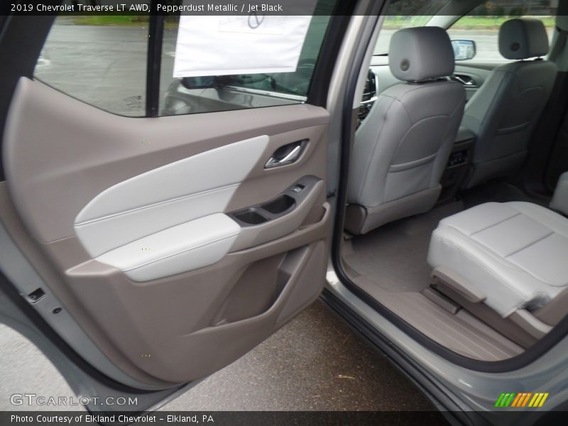 Pepperdust Metallic / Jet Black 2019 Chevrolet Traverse LT AWD