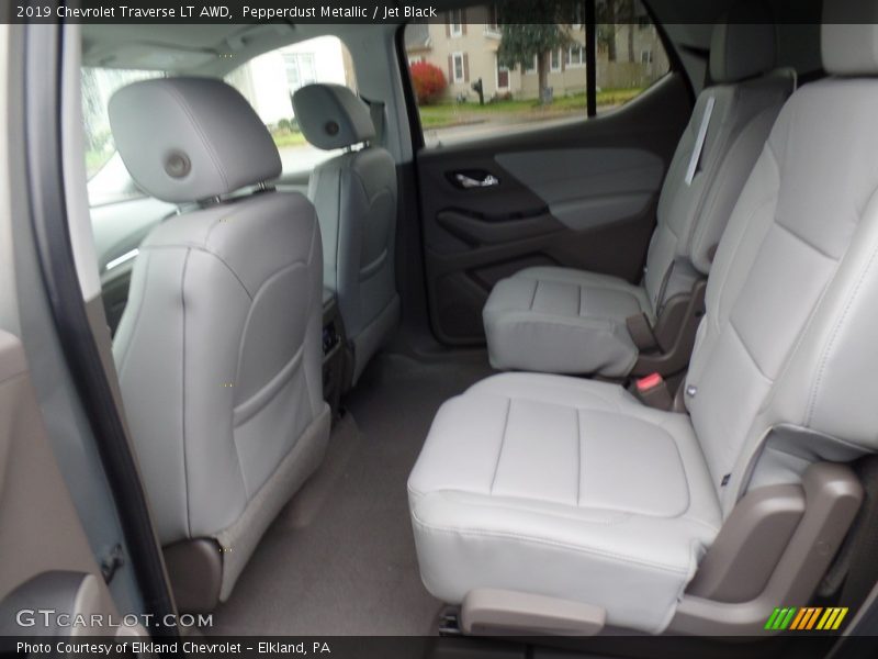 Pepperdust Metallic / Jet Black 2019 Chevrolet Traverse LT AWD
