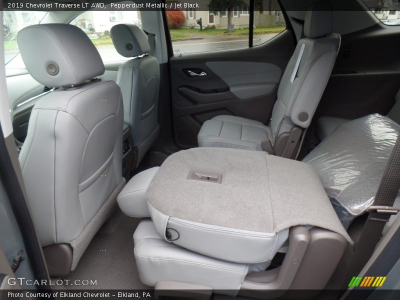 Pepperdust Metallic / Jet Black 2019 Chevrolet Traverse LT AWD