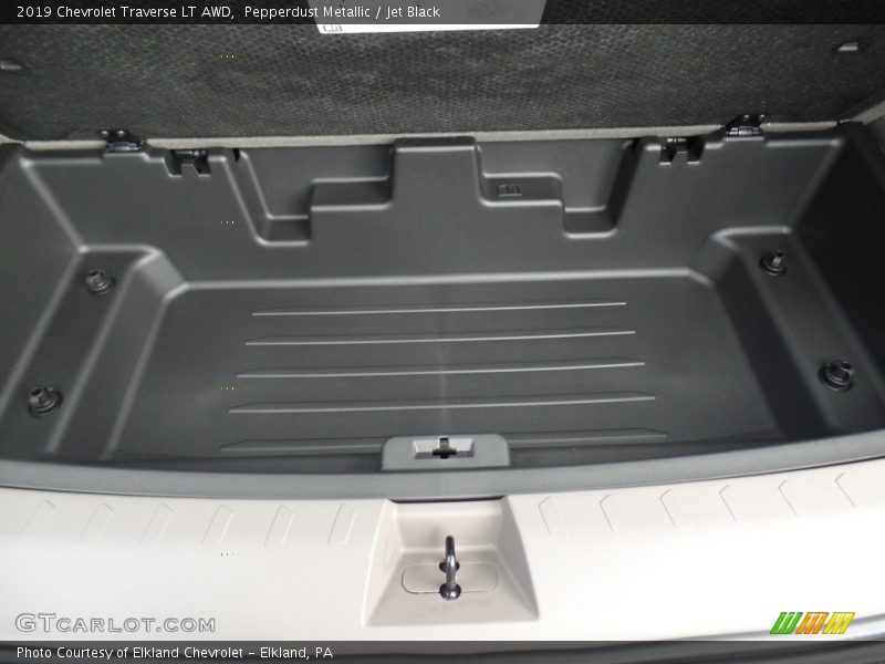 Pepperdust Metallic / Jet Black 2019 Chevrolet Traverse LT AWD