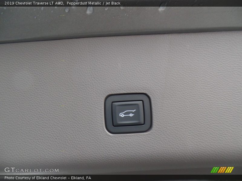 Pepperdust Metallic / Jet Black 2019 Chevrolet Traverse LT AWD