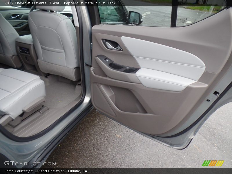 Pepperdust Metallic / Jet Black 2019 Chevrolet Traverse LT AWD