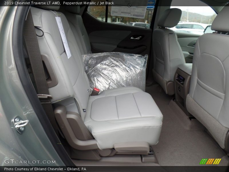 Pepperdust Metallic / Jet Black 2019 Chevrolet Traverse LT AWD