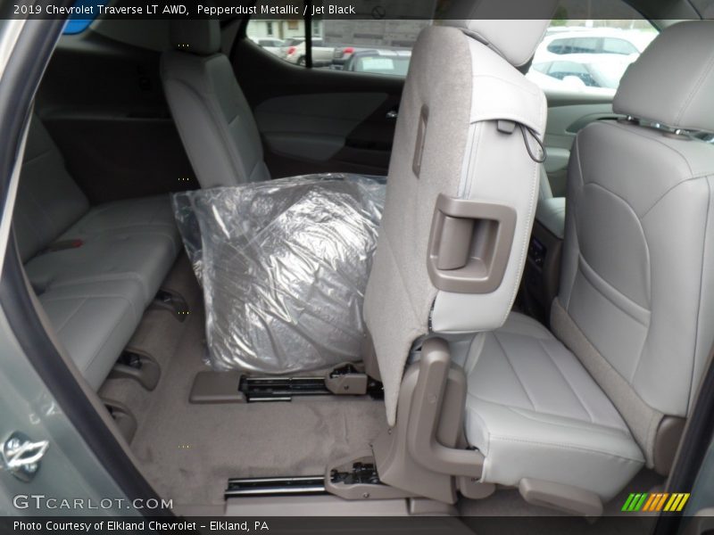Pepperdust Metallic / Jet Black 2019 Chevrolet Traverse LT AWD
