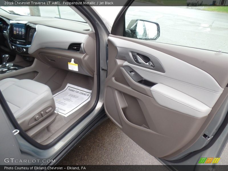 Pepperdust Metallic / Jet Black 2019 Chevrolet Traverse LT AWD
