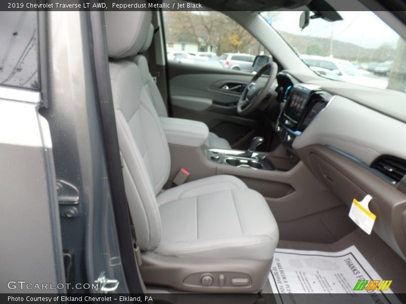 Pepperdust Metallic / Jet Black 2019 Chevrolet Traverse LT AWD