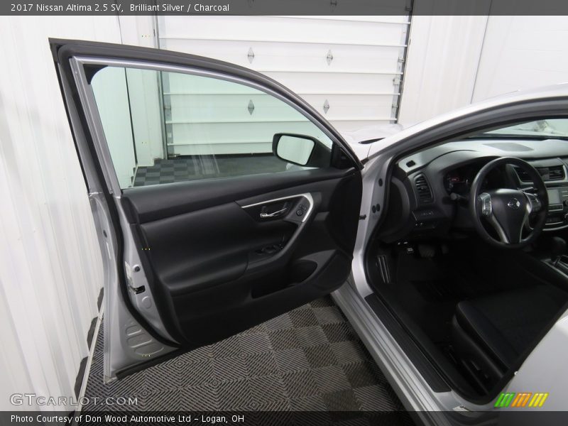 Brilliant Silver / Charcoal 2017 Nissan Altima 2.5 SV