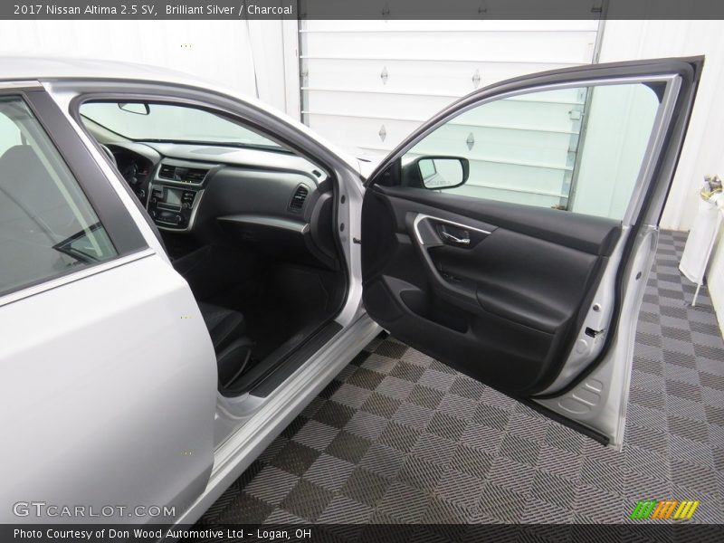 Brilliant Silver / Charcoal 2017 Nissan Altima 2.5 SV