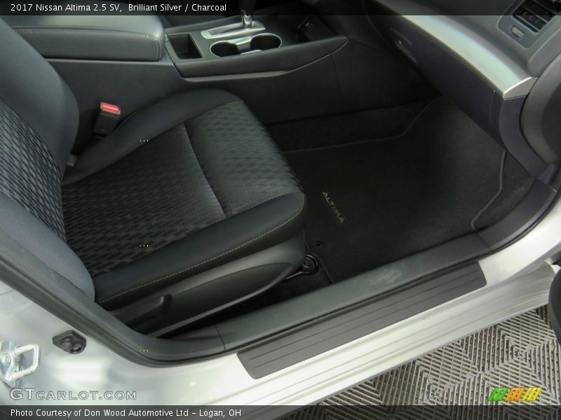 Brilliant Silver / Charcoal 2017 Nissan Altima 2.5 SV