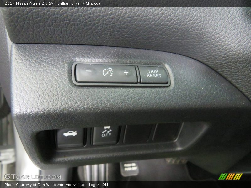 Brilliant Silver / Charcoal 2017 Nissan Altima 2.5 SV