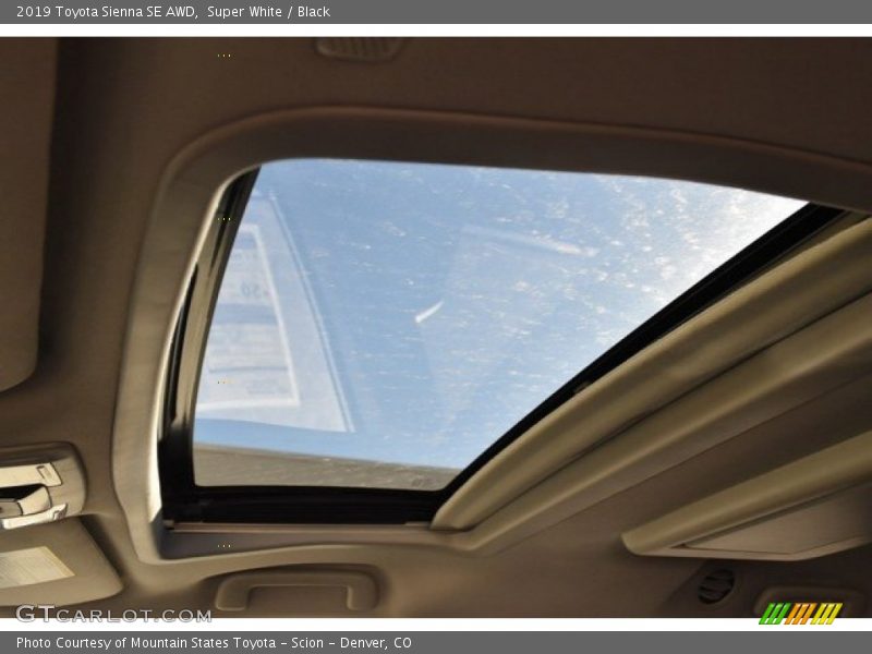Super White / Black 2019 Toyota Sienna SE AWD