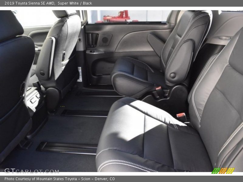 Super White / Black 2019 Toyota Sienna SE AWD