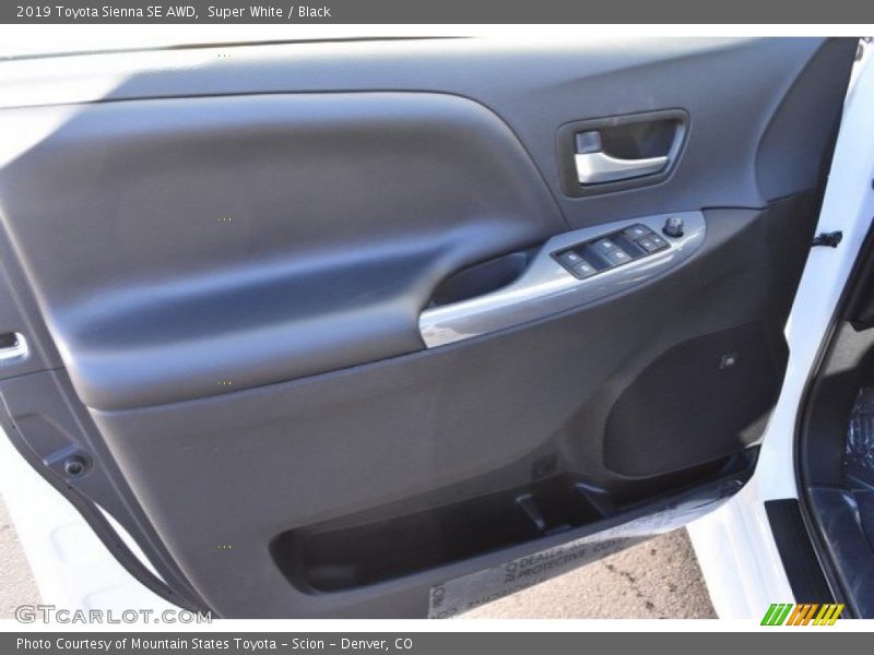 Super White / Black 2019 Toyota Sienna SE AWD