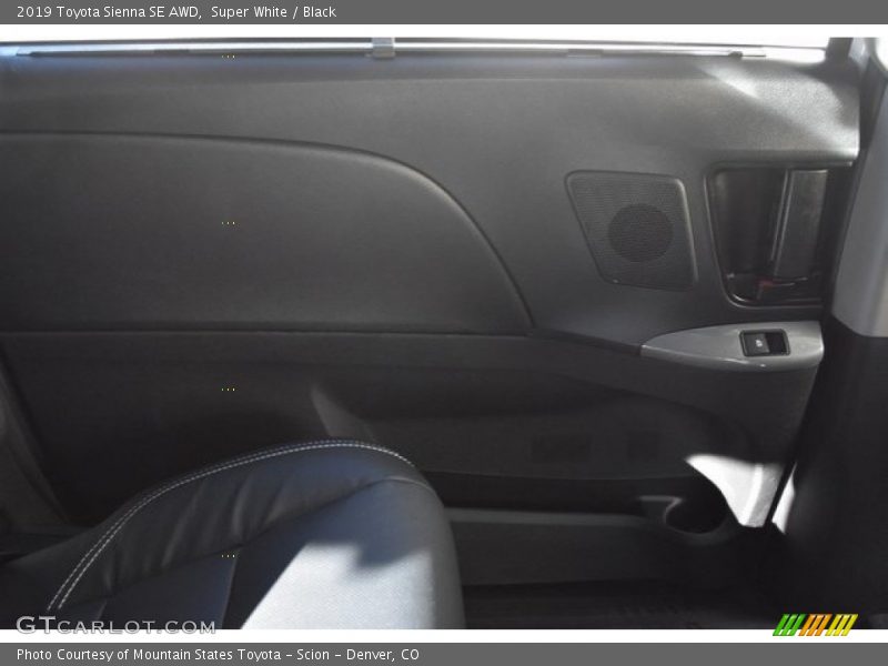 Super White / Black 2019 Toyota Sienna SE AWD