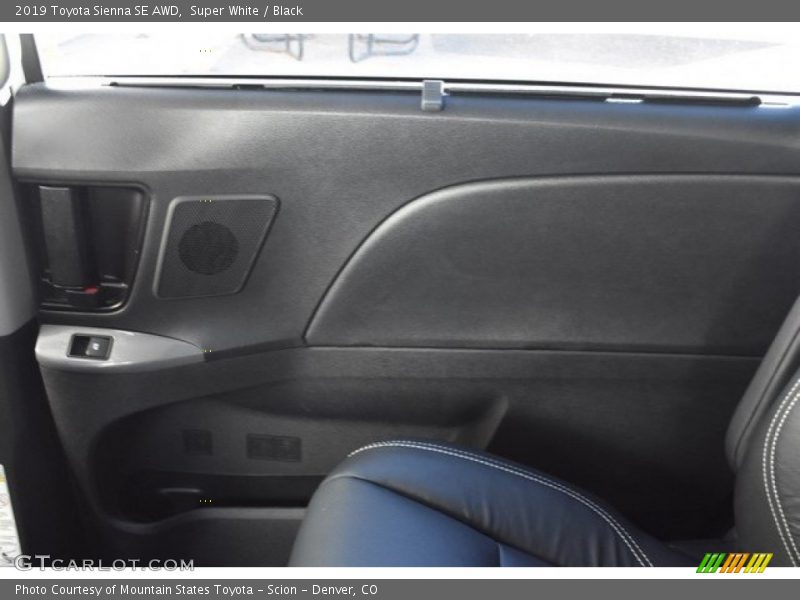 Super White / Black 2019 Toyota Sienna SE AWD